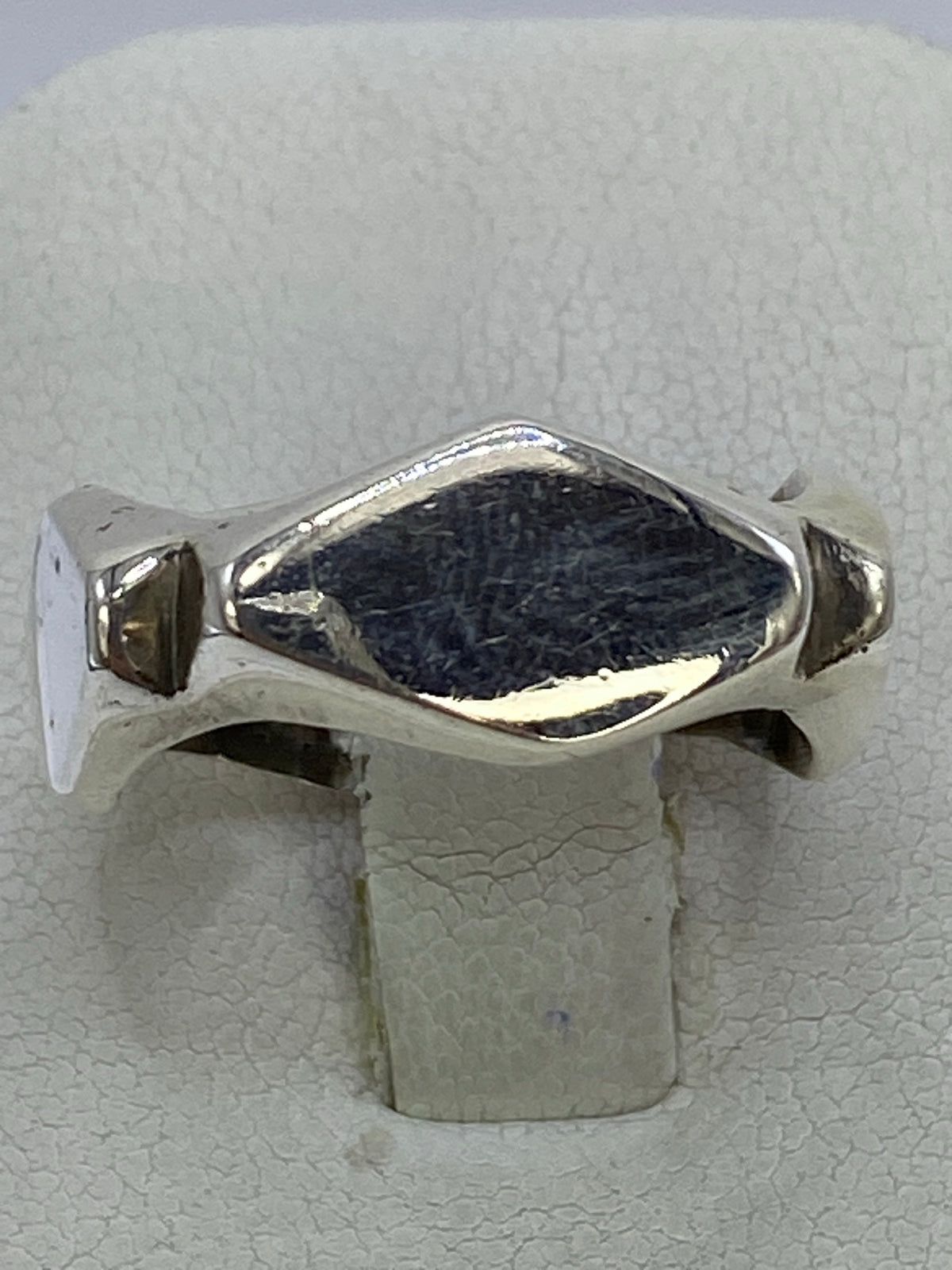 Anillo de plata 925 en repujado geométrico con relieve pronunciado, vista frontal
