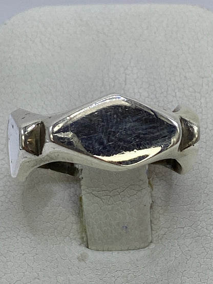 Anillo de plata 925 en repujado geométrico con relieve pronunciado, vista frontal