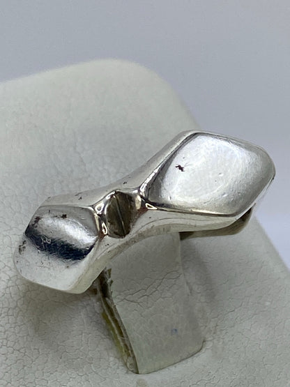 Detalle lateral del anillo mostrando la profundidad del repujado y el acabado pulido