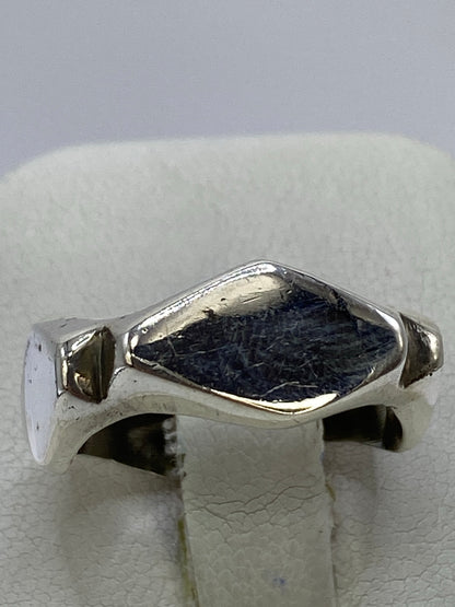 Anillo en la mano mostrando el volumen y presencia de la pieza