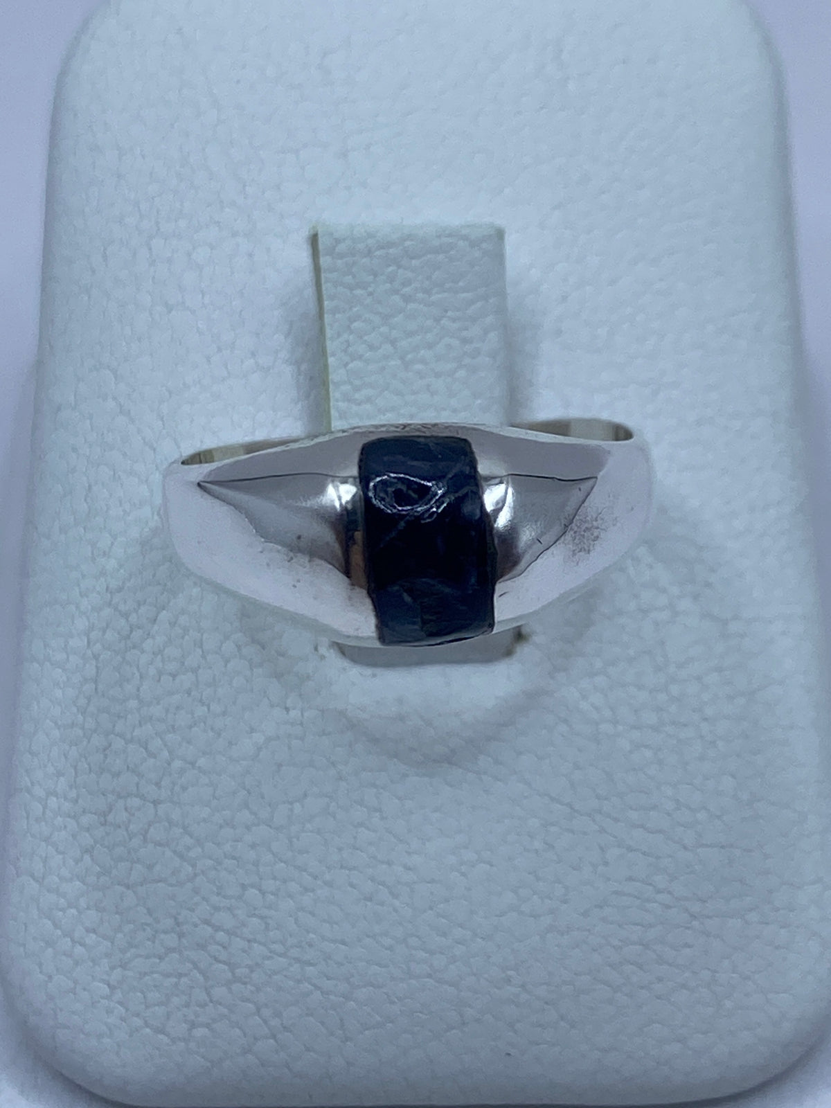 Anillo de plata con lapislázuli azul intenso en la mano