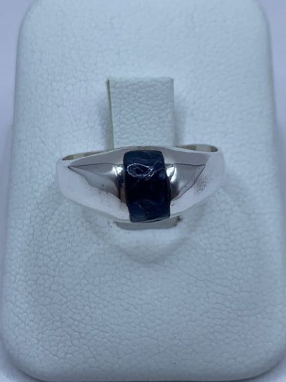 Anillo de plata con lapislázuli azul intenso en la mano