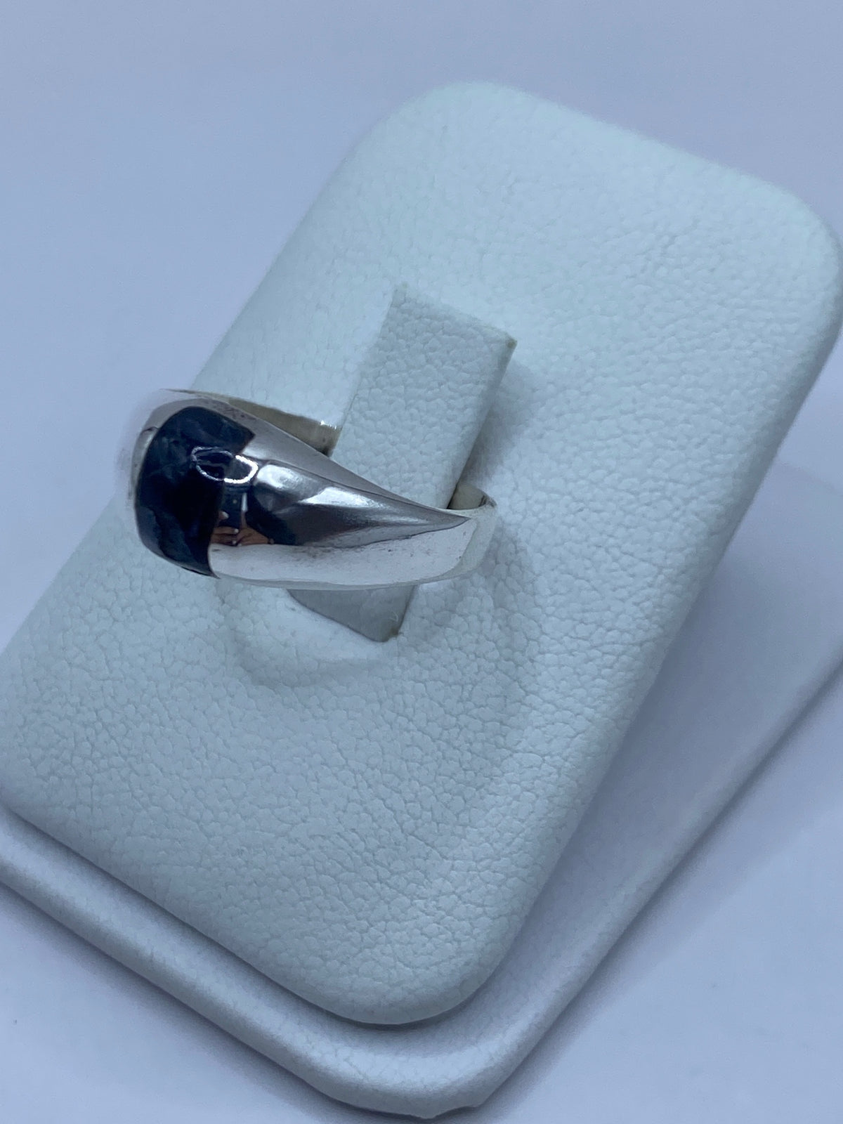 Vista frontal del anillo de plata 925 con lapislázuli