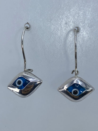 Par de aretes de plata con ojo protector azul cielo, colgando de gancho de plata