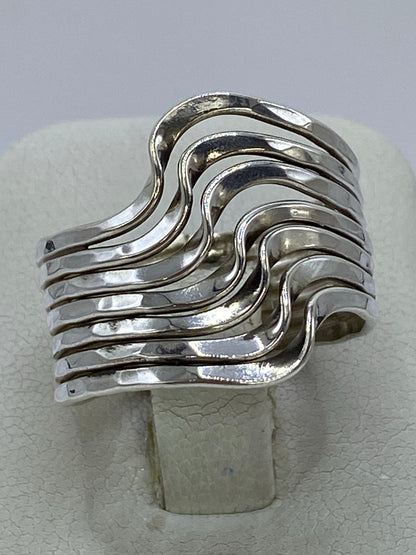 Anillo de plata cartoneado con bandas escalonadas en talla 10