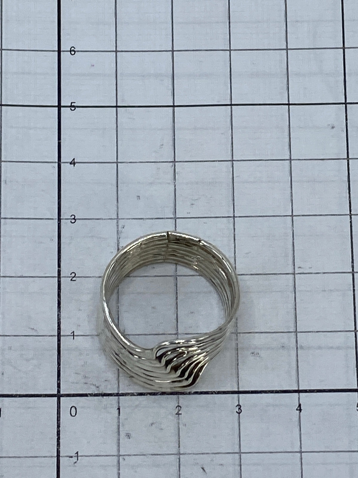 Anillo cartoneado en mano mostrando cómo juega la luz en cada banda