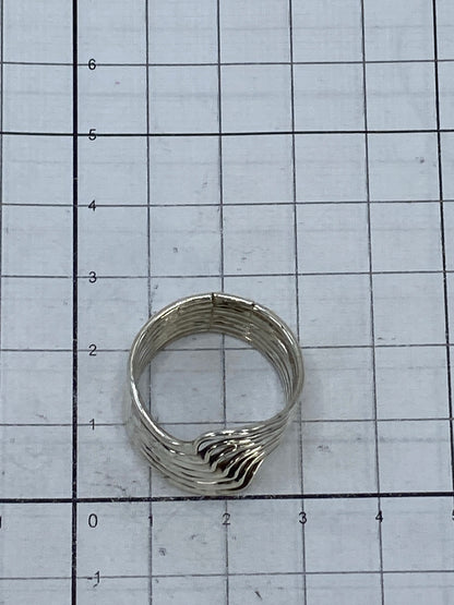 Anillo cartoneado en mano mostrando cómo juega la luz en cada banda
