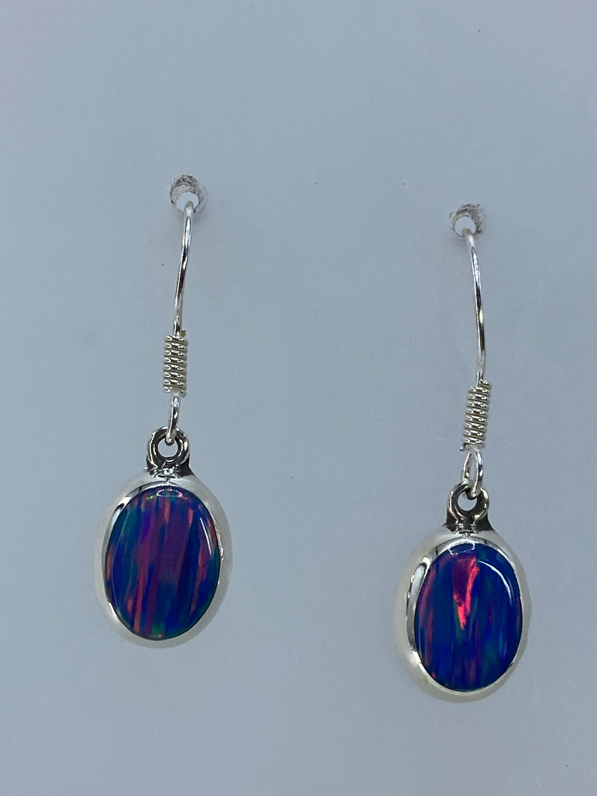 Arete individual de ópalo de fuego engastado en plata, gancho francés, 2.8 cm