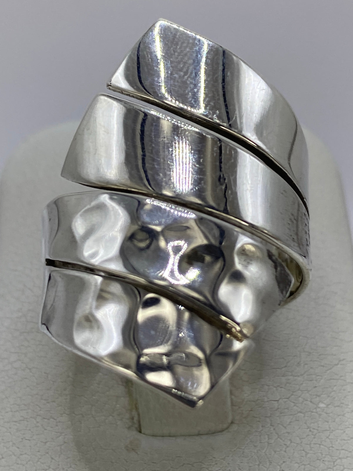 Anillo de plata repujado con bandas escultóricas superpuestas en relieve