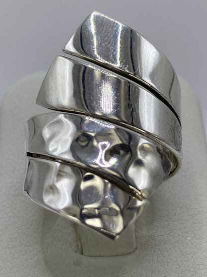 Anillo de plata repujado con bandas escultóricas superpuestas en relieve