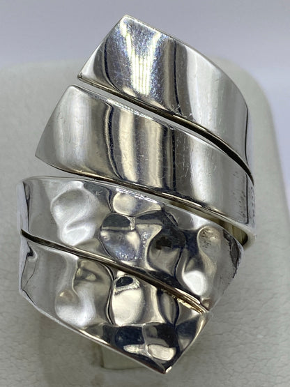 Anillo en la mano mostrando cómo juega la luz en los relieves