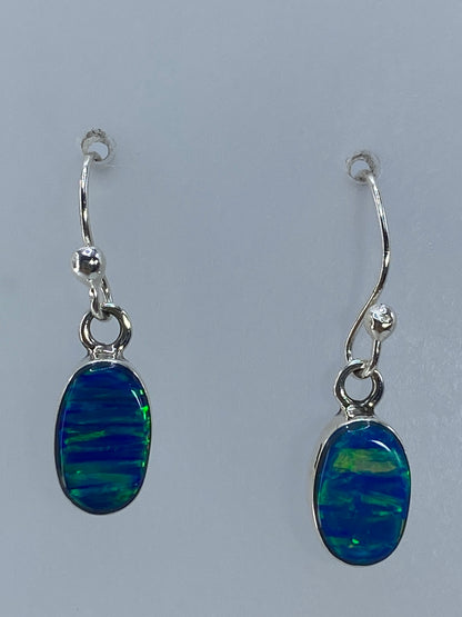 Par de aretes de plata 950 con ópalo de fuego verde olivo engastado a mano