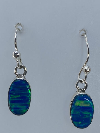 Vista frontal de los aretes colgando — medida 2.3 cm