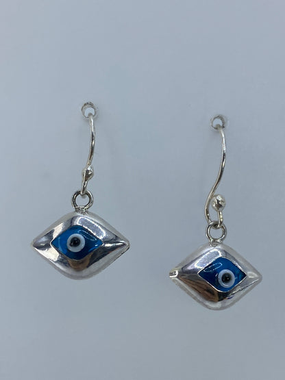 Detalle del engaste de la piedra azul en plata 925