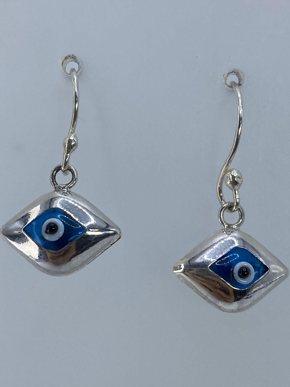 Aretes sobre regla mostrando largo de 2.2 cm