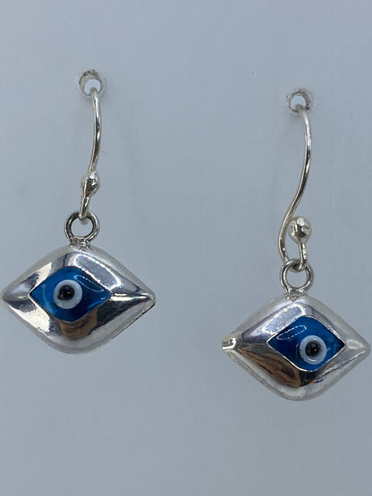 Aretes sobre regla mostrando largo de 2.2 cm