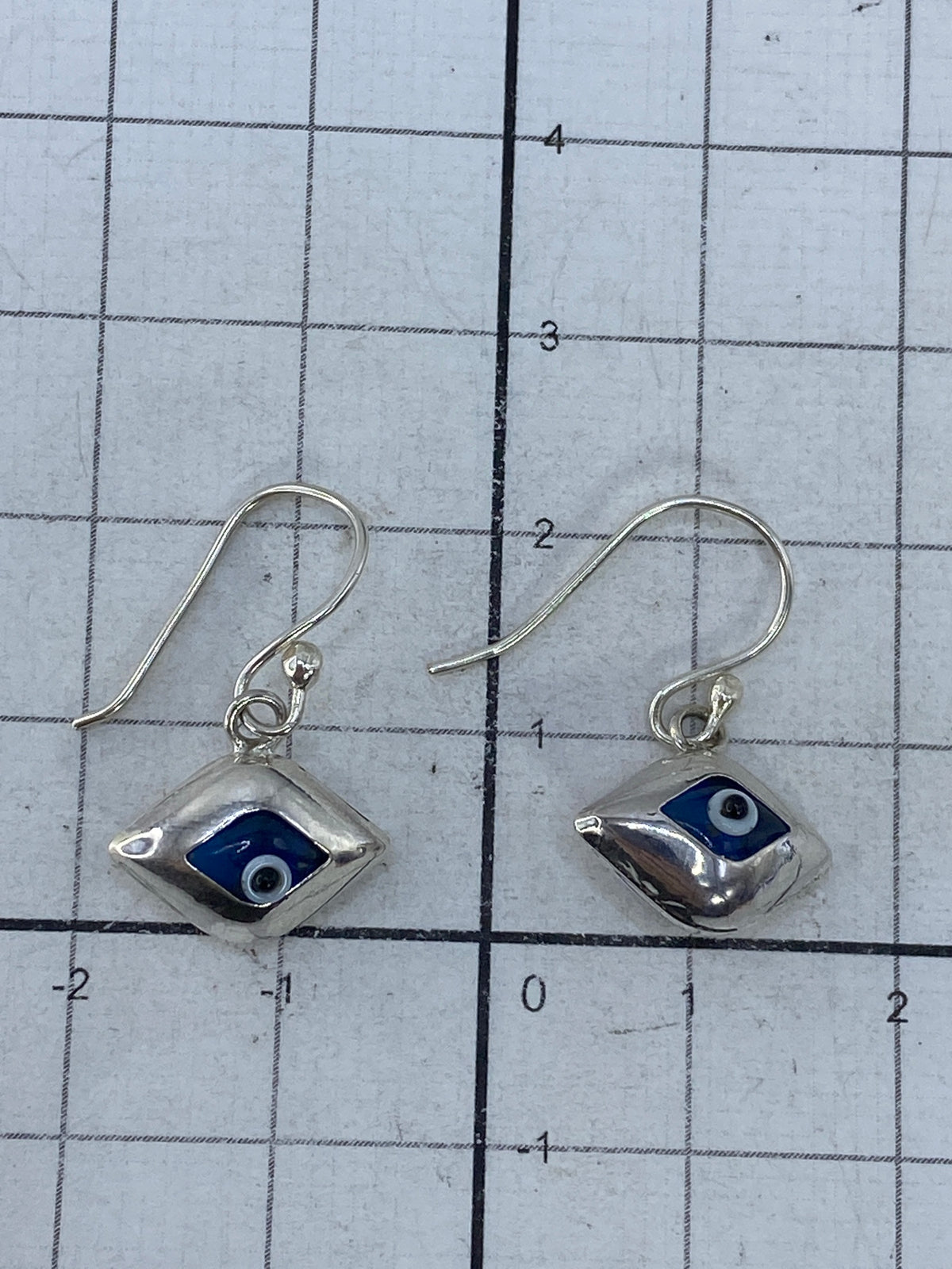 Aretes de plata 925 pesados en escala de precisión