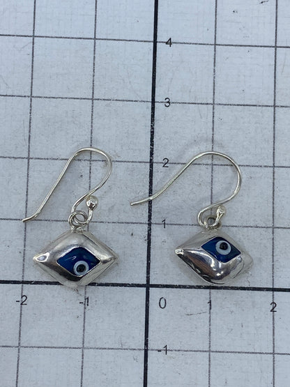 Aretes de plata 925 pesados en escala de precisión