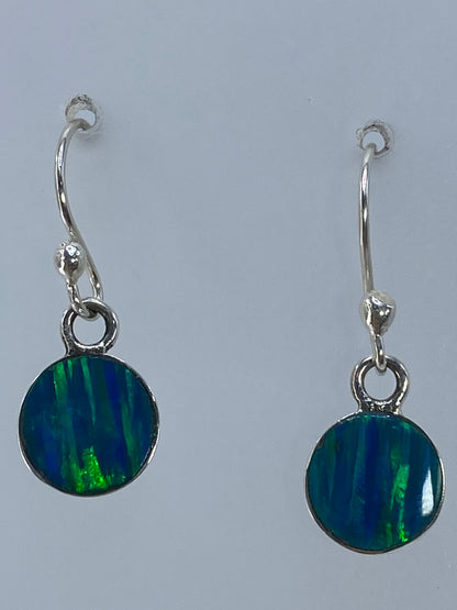 Aretes junto a regla métrica mostrando largo de 2.3 cm, vista de escala