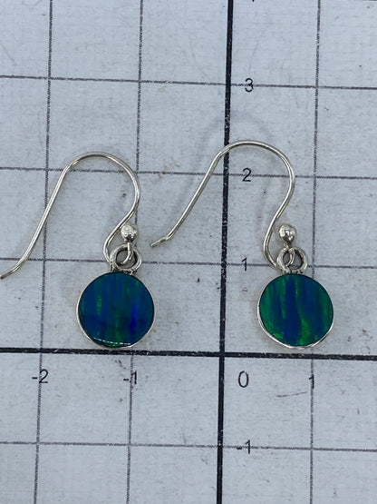 Ganchos de plata 925 de los aretes sobre fondo neutro