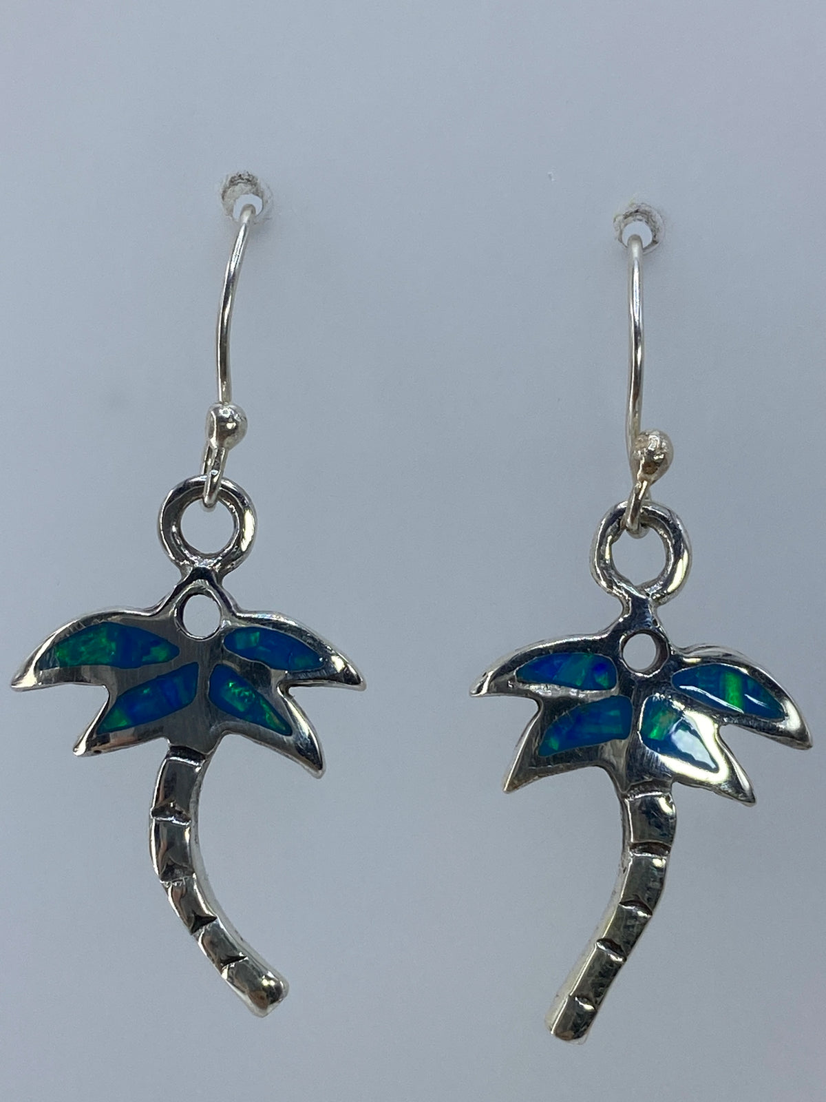 Aretes de palmera de plata 950 con ópalo de fuego verde olivo, par completo sobre fondo gris