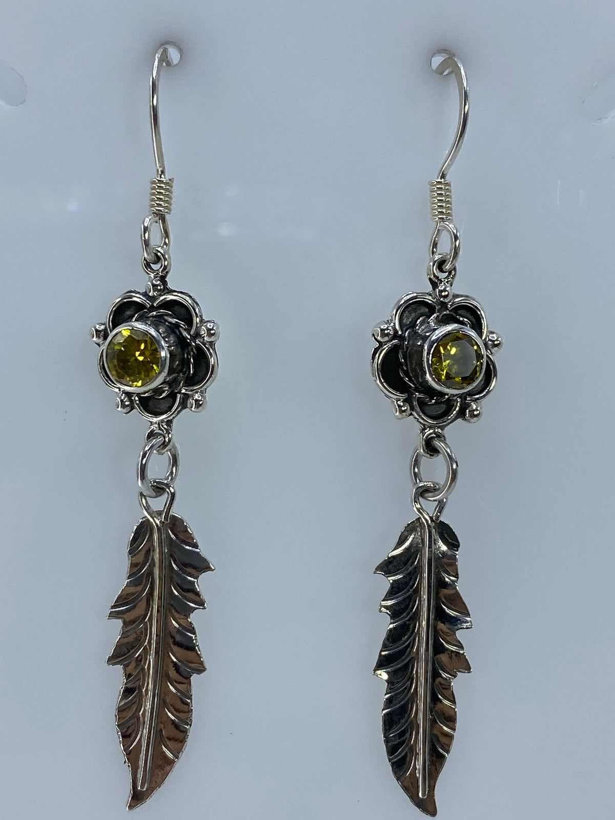 Par de aretes de plata 925 con circonia amarilla y hoja artesanal de Taxco
