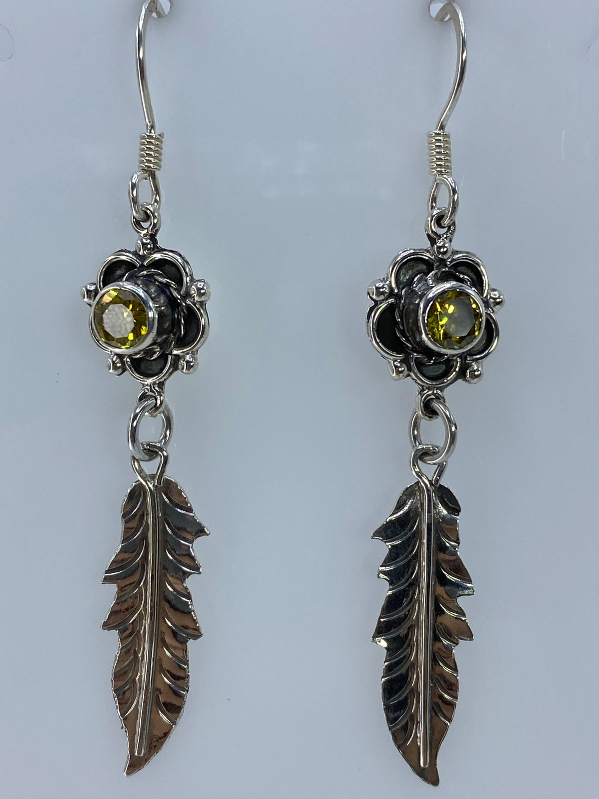 Aretes colgados en gancho de plata mostrando largo de 6 cm