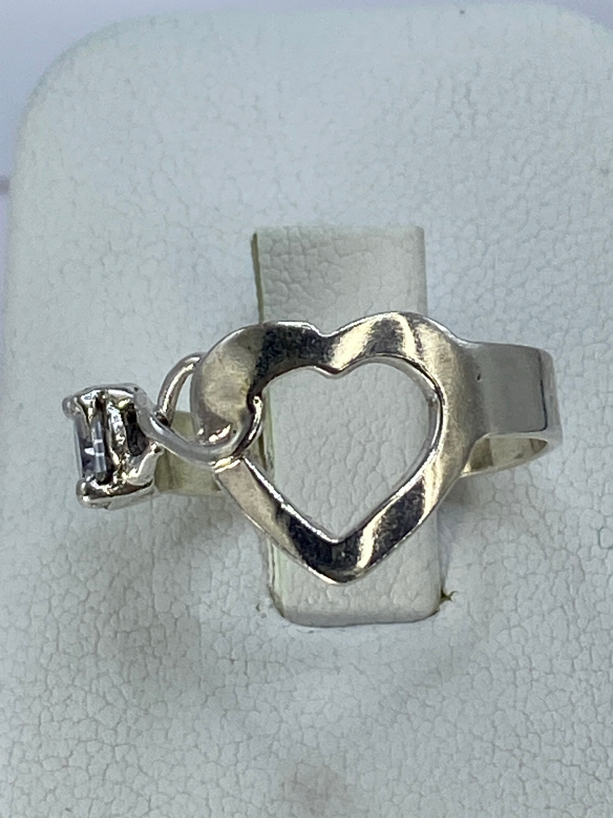 Anillo de plata en forma de corazón abierto con circonia engastada