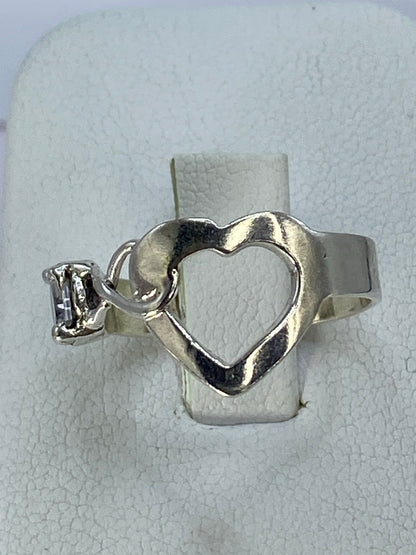 Anillo de plata en forma de corazón abierto con circonia engastada
