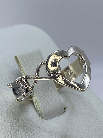 Vista lateral del anillo corazón de plata 925 en dedo de mujer