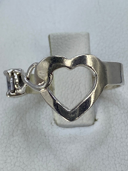Detalle del engaste de circonia en el anillo de plata