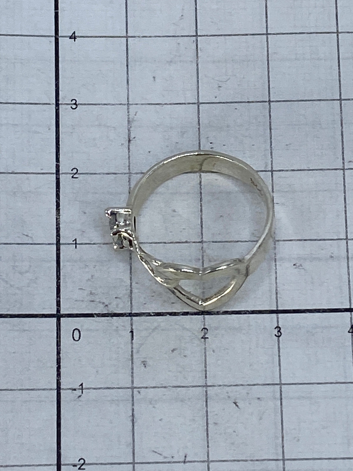 Anillo corazón sobre fondo blanco mostrando el Quinto 925