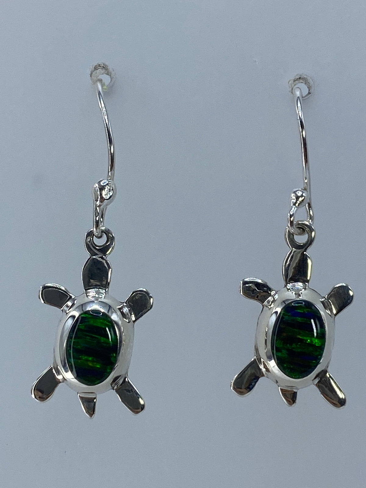 Aretes de plata tortuga con ópalo de fuego verde brillante, par completo