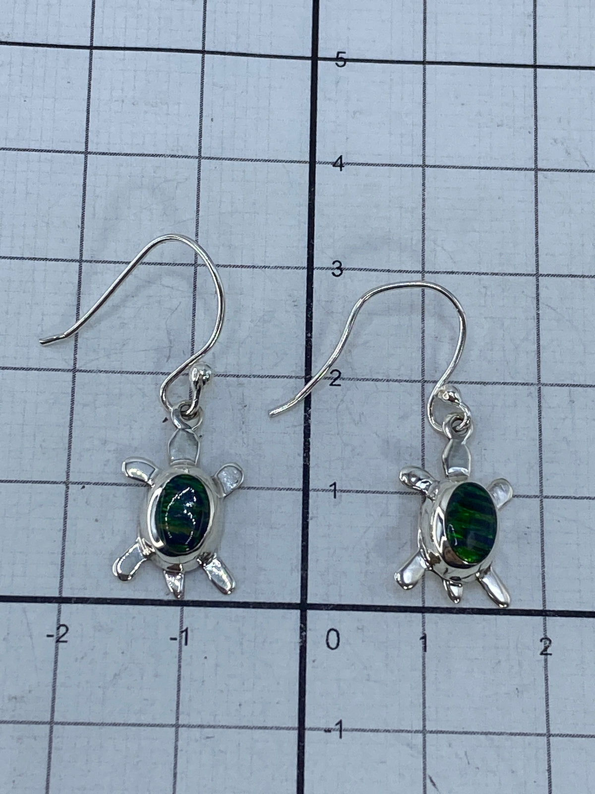 Reverso de los aretes mostrando el sello 925 de autenticidad en plata