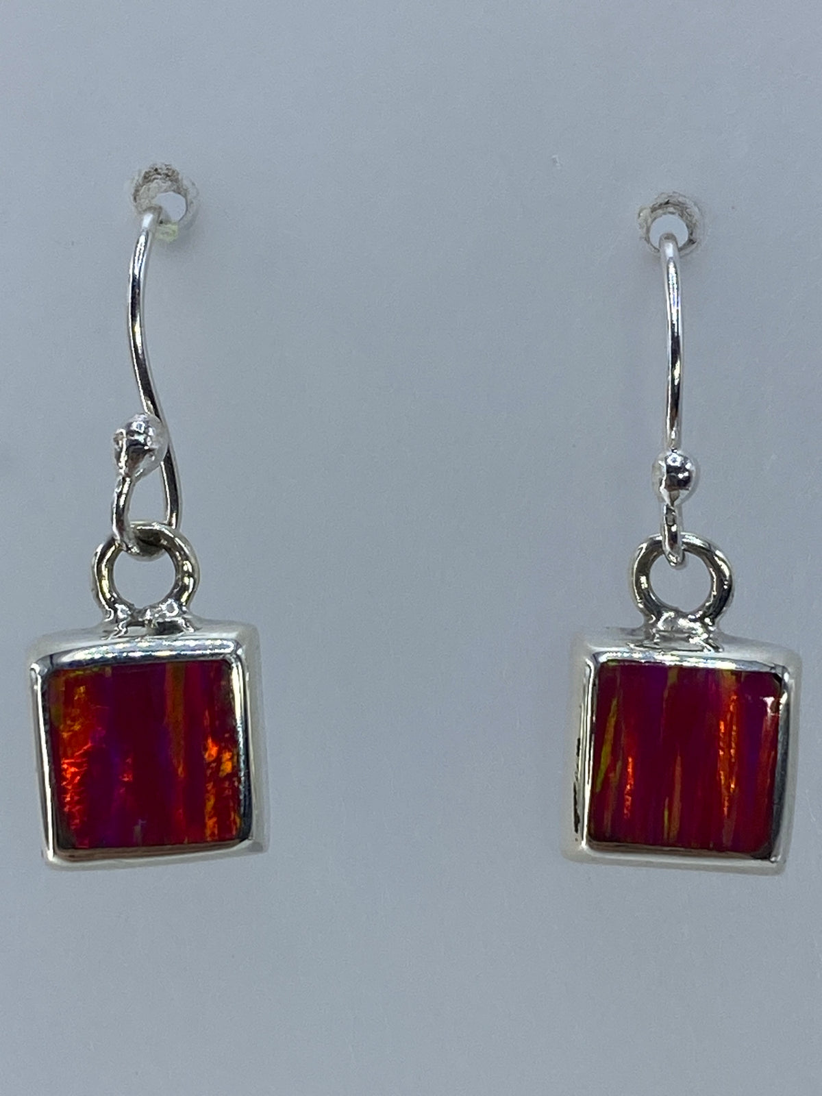 Aretes vistos de cerca mostrando el juego de luz del ópalo de fuego