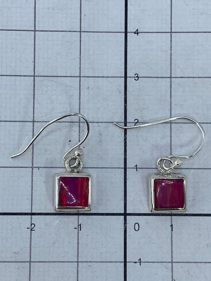 Aretes sobre fondo blanco con el Quinto 925 visible en la plata