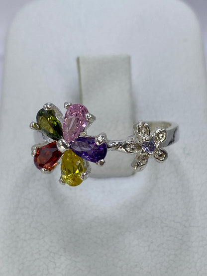 Anillo de plata 925 con circonia engastada en motivo floral, detalle del frente