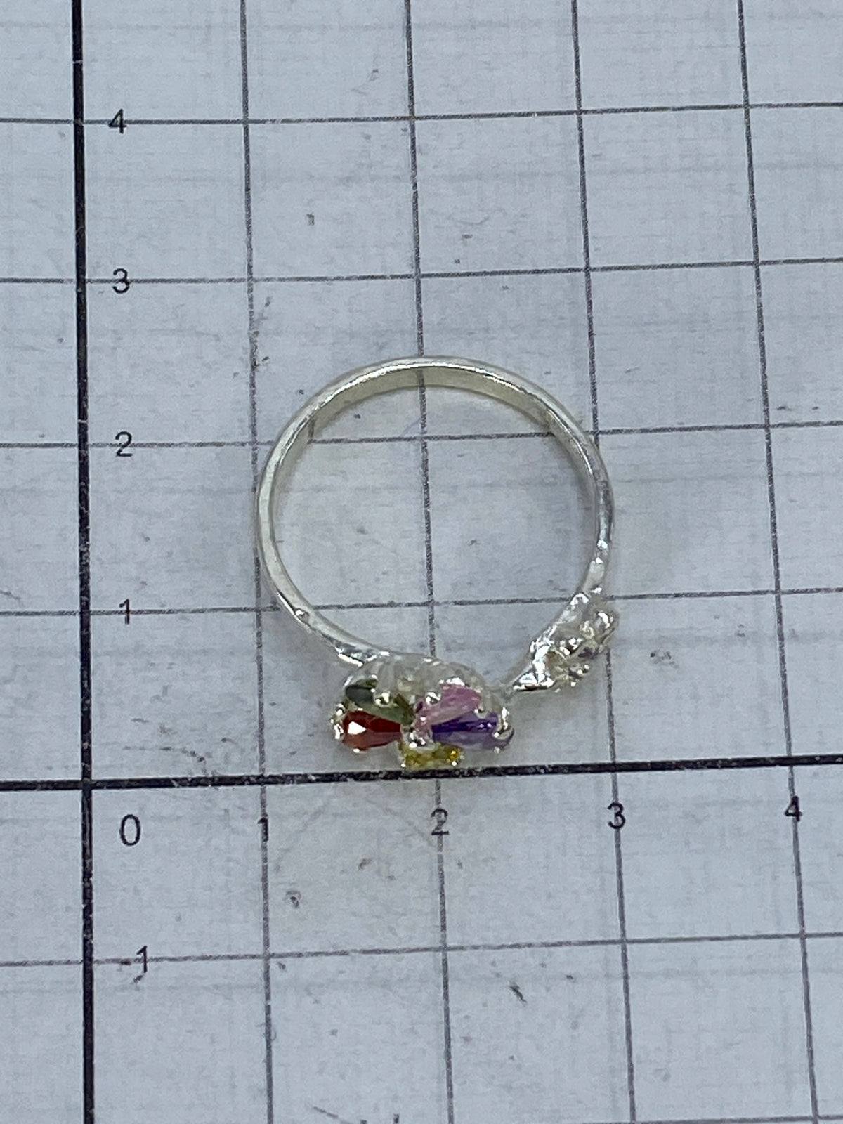 Detalle del engaste a mano de la circonia en diseño de flores de plata