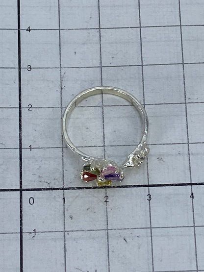 Detalle del engaste a mano de la circonia en diseño de flores de plata