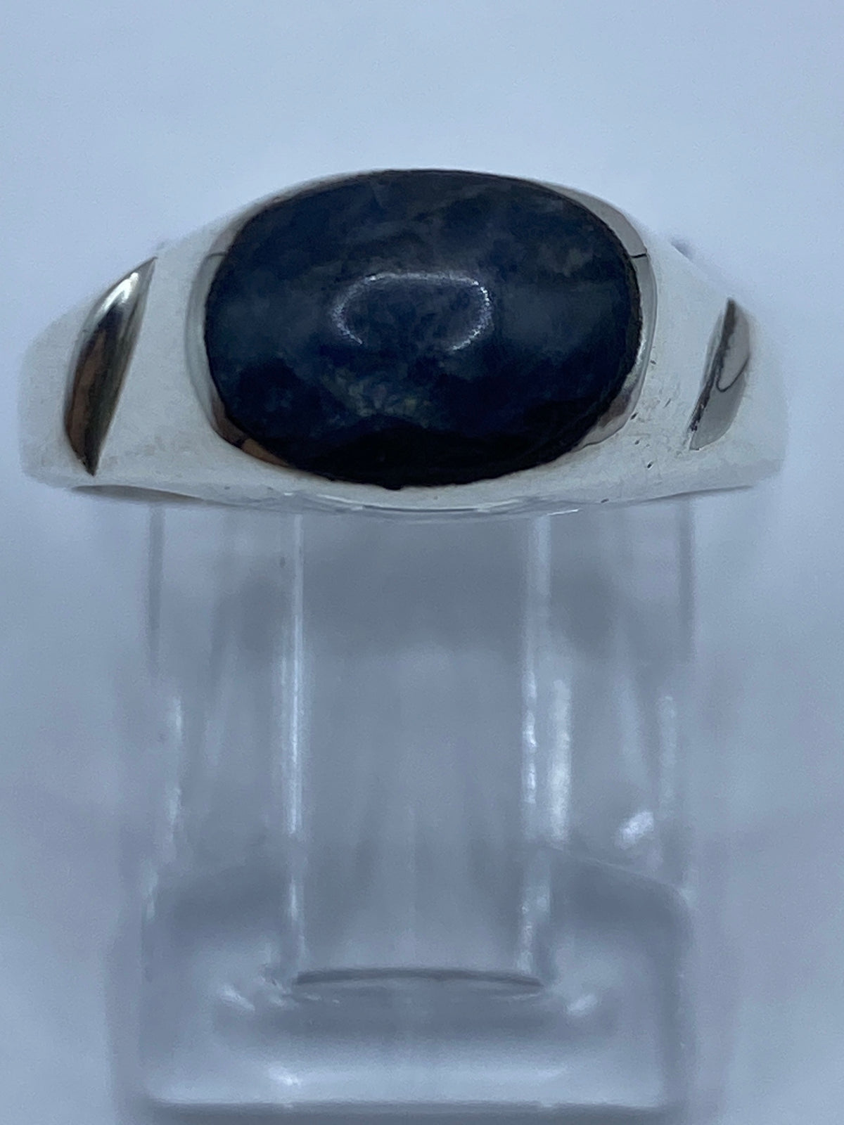 Anillo de plata 925 con lapislázuli azul natural, visto desde arriba en caja presentadora