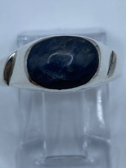 Anillo de lapislázuli puesto en dedo, mostrando el color azul profundo