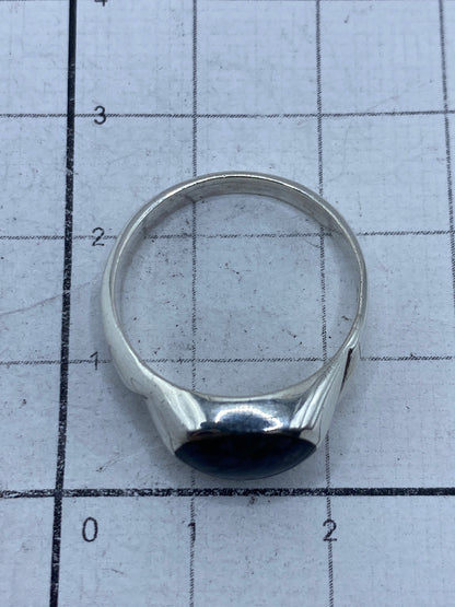 Anillo de plata sobre regla, mostrando el Quinto 925 grabado