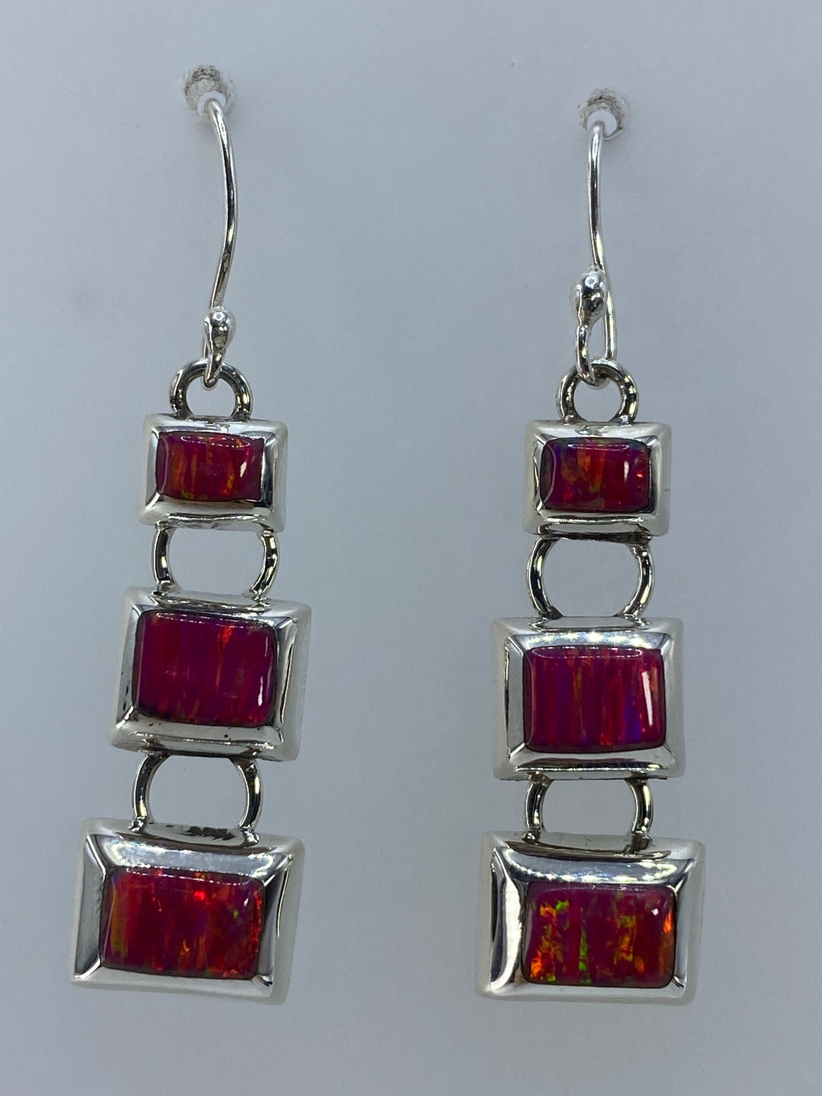Aretes de plata con ópalo de fuego rosa en diseño escalonado de tres cuadrados