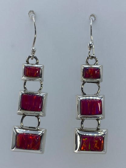 Aretes de plata con ópalo de fuego rosa en diseño escalonado de tres cuadrados