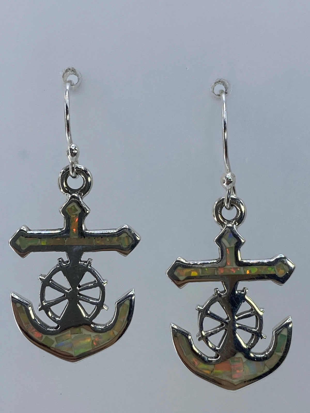 Par de aretes de plata 950 con opalo de fuego multicolor en enganche plateado