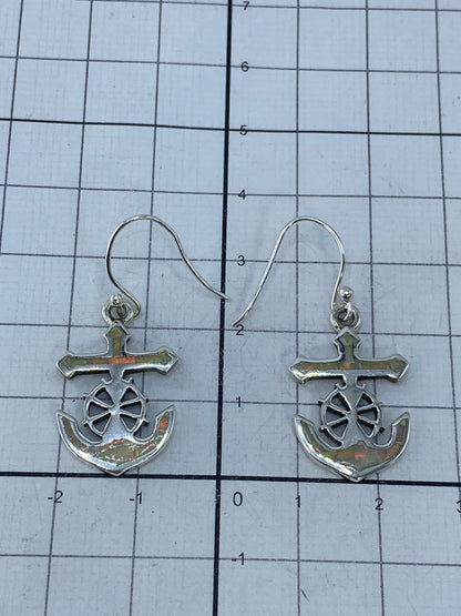 Aretes de plata 950 con incrustacion de opalo sobre fondo blanco — detalles del acabado