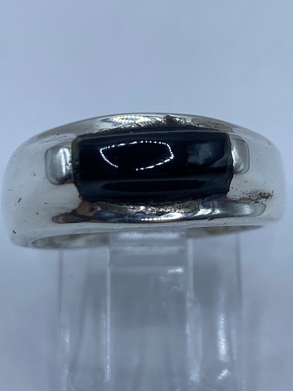 Anillo puesto en dedo, mostrando el onix negro brillante