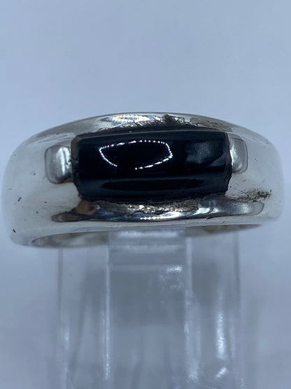 Anillo puesto en dedo, mostrando el onix negro brillante