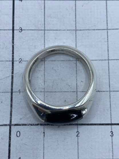 Anillo sobre fondo blanco con marca de autenticidad 925 visible