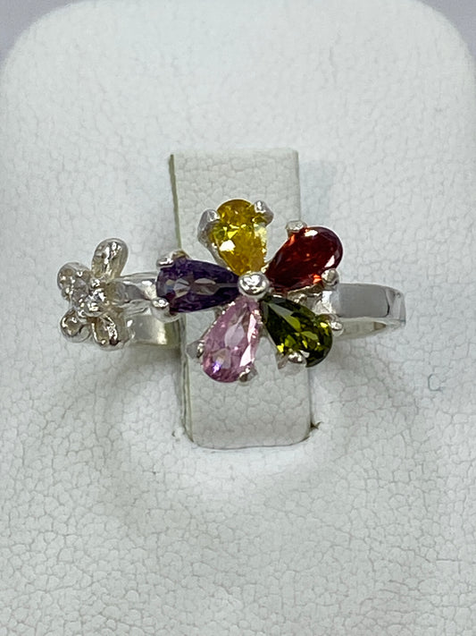 Anillo de plata con circonia engastada en diseño floral, talla 7